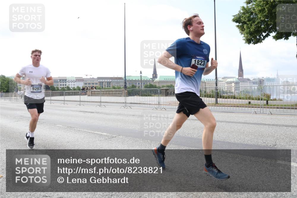 29.06.2025 - hella hamburg halbmarathon Lena Gebhardt http://msf.ph/oto/8238821 29.06.2025 10:09:38 Lombardsbrücke 1052, 1456, 1483, 1513, 1823, 2978, 4592, 4859, 5806, 5885, 6674, 7058, 7187, 8090, 8685, 9150, 9297, 9306, 9781, 9988, 10194, 12156, 12255, 12509, 12862, 13210, 13660, 13739, 14736, 15697, 16191, 16455, 16688, 16918, 17630, 17899, 18076, 18440, 18726, 18727, 19166, 19242 meine-sportfotos.de