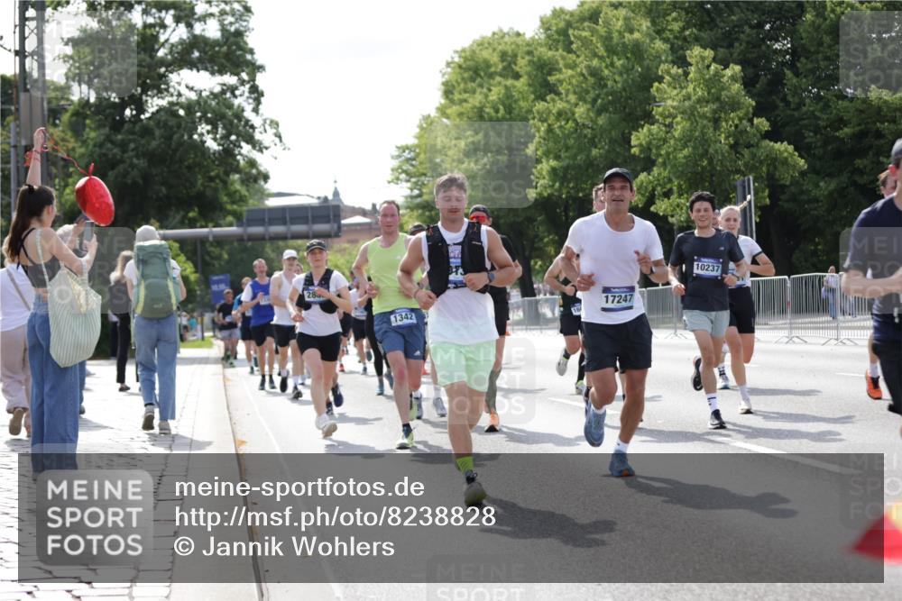 29.06.2025 - hella hamburg halbmarathon Jannik Wohlers http://msf.ph/oto/8238828 29.06.2025 09:53:59 Lombardsbrücke 1171, 1342, 1399, 1549, 2020, 2098, 2188, 2561, 2842, 2889, 3477, 3562, 4017, 4029, 4270, 4816, 5020, 6266, 6630, 6819, 7297, 7709, 8142, 8576, 8698, 8743, 9815, 10057, 10237, 12413, 12549, 12747, 12776, 13123, 13348, 13398, 13707, 13746, 14797, 14804, 15001, 15333, 15422, 15573, 15825, 15981, 16316, 16626, 16627, 17229, 17332, 17461, 17710, 17905, 18380, 18509, 18815, 19038, 19051, 19137 meine-sportfotos.de