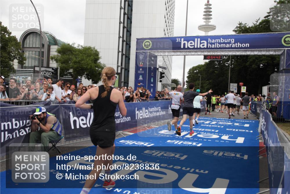 29.06.2025 - hella hamburg halbmarathon Michael Strokosch http://msf.ph/oto/8238836 29.06.2025 10:54:41 Ziel 1125, 2474, 3310, 5259, 7478, 8798, 9012, 10040, 10368, 10376, 12489, 12607, 15389, 15584, 17765, 19000 meine-sportfotos.de