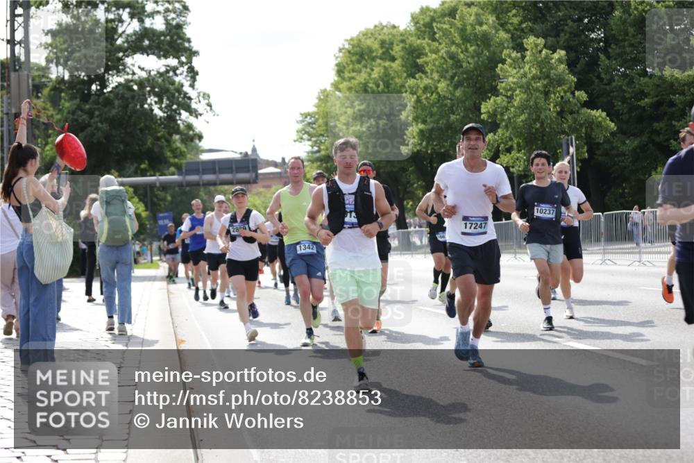 29.06.2025 - hella hamburg halbmarathon Jannik Wohlers http://msf.ph/oto/8238853 29.06.2025 09:53:59 Lombardsbrücke 1171, 1342, 1399, 1549, 2020, 2098, 2188, 2561, 2842, 2889, 3477, 3562, 4017, 4029, 4270, 4816, 5020, 6266, 6630, 6819, 7297, 7709, 8142, 8576, 8698, 8743, 9815, 10057, 10237, 12413, 12549, 12747, 12776, 13123, 13348, 13398, 13707, 13746, 14797, 14804, 15001, 15333, 15422, 15573, 15825, 15981, 16316, 16626, 16627, 17229, 17332, 17461, 17710, 17905, 18380, 18509, 18815, 19038, 19051, 19137 meine-sportfotos.de