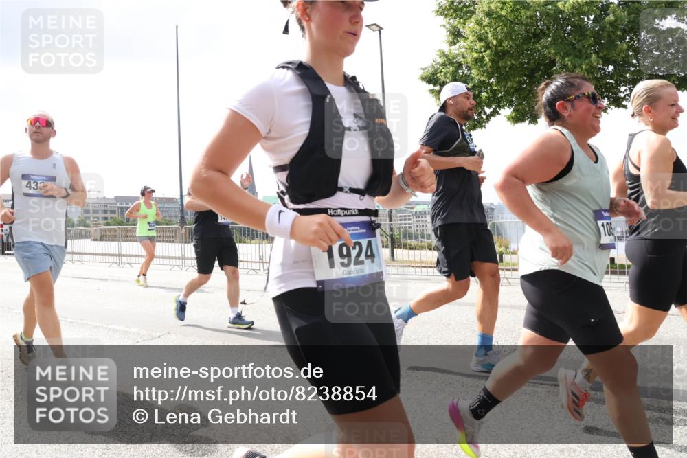 29.06.2025 - hella hamburg halbmarathon Lena Gebhardt http://msf.ph/oto/8238854 29.06.2025 10:45:16 Lombardsbrücke 1024, 1273, 1629, 1685, 1713, 1798, 1924, 2007, 2216, 2217, 2657, 2664, 2779, 2973, 3160, 3164, 3357, 3377, 3570, 3879, 3993, 4099, 4102, 4186, 4224, 4275, 4306, 4337, 4504, 4820, 4851, 5099, 5108, 5190, 5339, 5636, 5949, 6150, 6509, 6763, 6788, 6841, 6888, 6911, 6922, 6980, 7283, 7530, 7541, 7699, 7859, 7912, 8582, 8594, 8605, 8762, 8907, 9036, 9620, 10030, 10182, 10225, 10562, 10566, 10668, 10707, 11314, 12198, 12332, 12334, 12394, 13039, 13261 meine-sportfotos.de