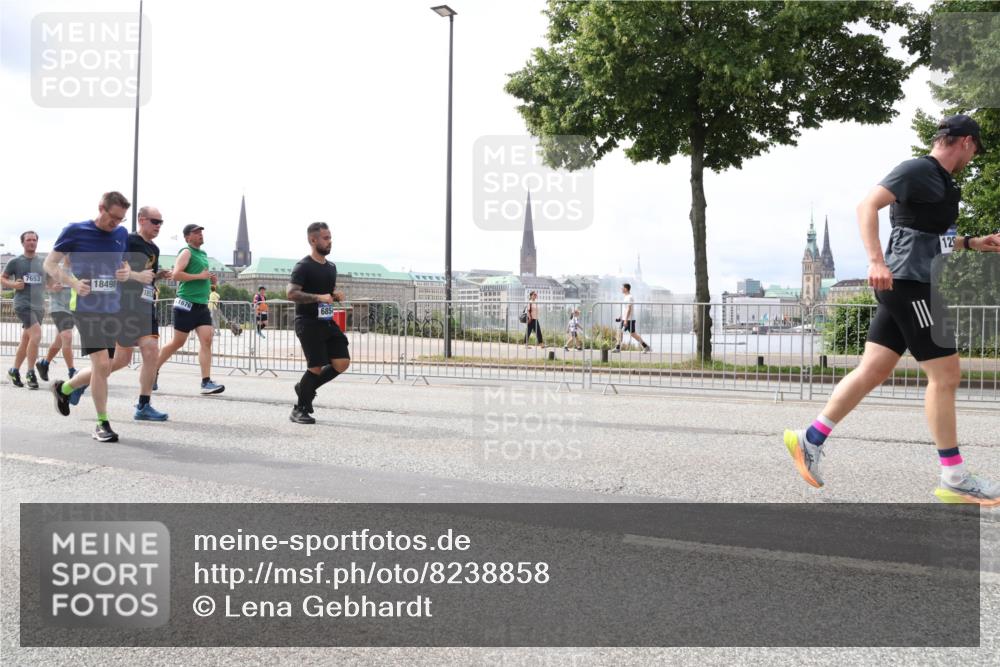 29.06.2025 - hella hamburg halbmarathon Lena Gebhardt http://msf.ph/oto/8238858 29.06.2025 10:33:46 Lombardsbrücke 1189, 1275, 1417, 1705, 1787, 1896, 1995, 2342, 2482, 2526, 2776, 3170, 3264, 3340, 3341, 3345, 3560, 3812, 4164, 4361, 4433, 4445, 4449, 4479, 4696, 4807, 4942, 5075, 5096, 5141, 5557, 5561, 5566, 5569, 5584, 5691, 5821, 5822, 5887, 6109, 6364, 6515, 6516, 6854, 6956, 6999, 7027, 7565, 7653, 7705, 8021, 8157, 8202, 8282, 8375, 8377, 8383, 8401, 8891, 9094, 9234, 9258, 9438, 9591, 9592, 9750, 9780, 9799, 9875, 9995, 10007, 10071, 10561, 11811 meine-sportfotos.de