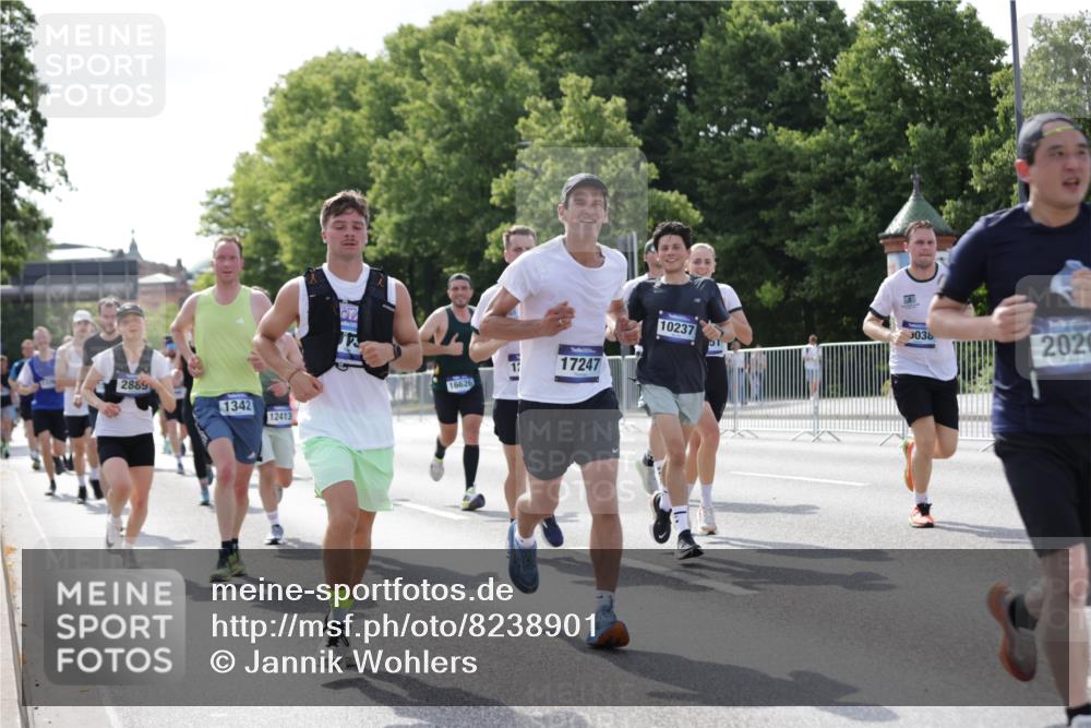29.06.2025 - hella hamburg halbmarathon Jannik Wohlers http://msf.ph/oto/8238901 29.06.2025 09:54:00 Lombardsbrücke 1171, 1342, 1399, 1549, 2020, 2098, 2188, 2470, 2561, 2842, 2889, 3477, 3562, 4017, 4029, 4270, 4816, 5020, 5706, 6266, 6630, 6819, 7274, 7297, 7709, 8142, 8374, 8576, 8698, 8743, 9815, 10057, 10237, 11422, 12413, 12549, 12747, 12776, 13123, 13348, 13398, 13707, 13746, 14797, 14804, 14911, 15001, 15333, 15422, 15573, 15825, 15981, 16316, 16626, 16627, 17229, 17332, 17461, 17710, 17905, 18380, 18509, 18815, 19038, 19051, 19137 meine-sportfotos.de