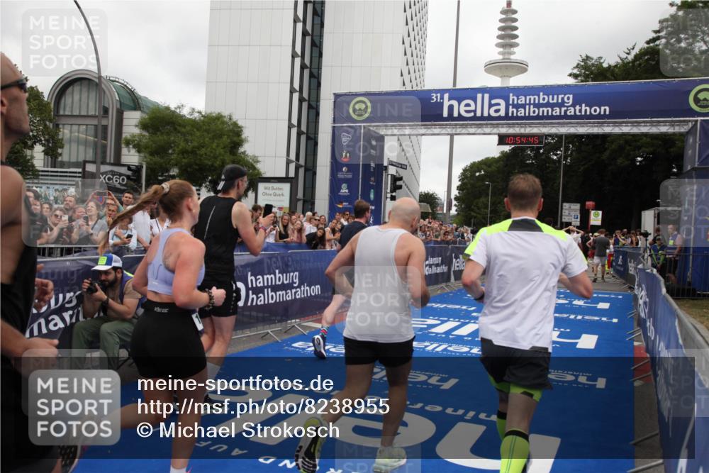 29.06.2025 - hella hamburg halbmarathon Michael Strokosch http://msf.ph/oto/8238955 29.06.2025 10:54:44 Ziel 1125, 1496, 2561, 3310, 7478, 8449, 9012, 10040, 10368, 10376, 12489, 13147, 14239, 15389, 15408, 15584, 17231, 17765, 19000 meine-sportfotos.de