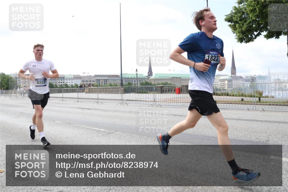 29.06.2025 - hella hamburg halbmarathon Lena Gebhardt http://msf.ph/oto/8238974 29.06.2025 10:09:38 Lombardsbrücke 1052, 1456, 1483, 1513, 1823, 2978, 4592, 4859, 5806, 5885, 6674, 7058, 7187, 8090, 8685, 9150, 9297, 9306, 9781, 9988, 10194, 12156, 12255, 12509, 12862, 13210, 13660, 13739, 14736, 15697, 16191, 16455, 16688, 16918, 17630, 17899, 18076, 18440, 18726, 18727, 19166, 19242 meine-sportfotos.de