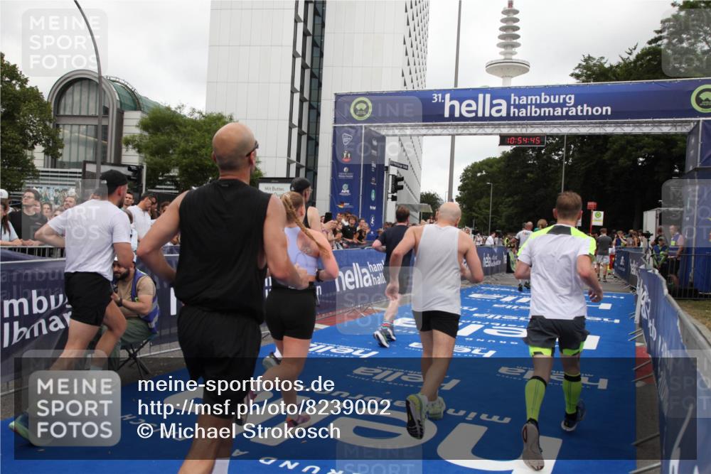 29.06.2025 - hella hamburg halbmarathon Michael Strokosch http://msf.ph/oto/8239002 29.06.2025 10:54:44 Ziel 1125, 1496, 2561, 3310, 7478, 8449, 9012, 10040, 10368, 10376, 12489, 13147, 14239, 15389, 15408, 15584, 17231, 17765, 19000 meine-sportfotos.de