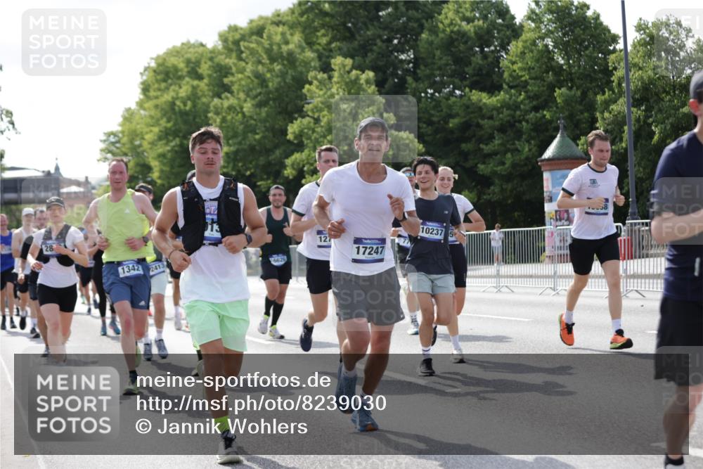 29.06.2025 - hella hamburg halbmarathon Jannik Wohlers http://msf.ph/oto/8239030 29.06.2025 09:54:00 Lombardsbrücke 1171, 1342, 1399, 1549, 2020, 2098, 2188, 2470, 2561, 2842, 2889, 3477, 3562, 4017, 4029, 4270, 4816, 5020, 5706, 6266, 6630, 6819, 7274, 7297, 7709, 8142, 8374, 8576, 8698, 8743, 9815, 10057, 10237, 11422, 12413, 12549, 12747, 12776, 13123, 13348, 13398, 13707, 13746, 14797, 14804, 14911, 15001, 15333, 15422, 15573, 15825, 15981, 16316, 16626, 16627, 17229, 17332, 17461, 17710, 17905, 18380, 18509, 18815, 19038, 19051, 19137 meine-sportfotos.de