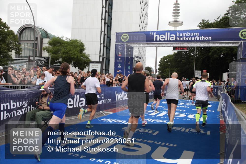 29.06.2025 - hella hamburg halbmarathon Michael Strokosch http://msf.ph/oto/8239051 29.06.2025 10:54:45 Ziel 1125, 1496, 2561, 3310, 6587, 7478, 8449, 9012, 9227, 10040, 10368, 10376, 12489, 13147, 14239, 15389, 15408, 15584, 17231, 17765, 19000 meine-sportfotos.de