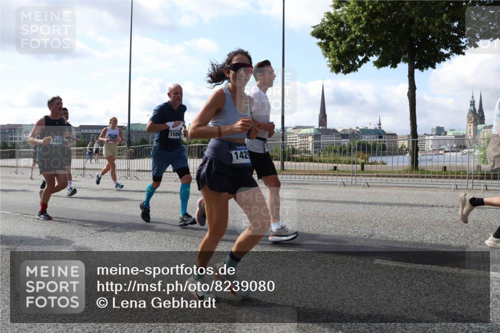 29.06.2025 - hella hamburg halbmarathon Lena Gebhardt http://msf.ph/oto/8239080 29.06.2025 09:56:20 Lombardsbrücke 1061, 1216, 1257, 1452, 1499, 1502, 1507, 1592, 1628, 1689, 1877, 2058, 2082, 2083, 2250, 2260, 2504, 2771, 2818, 2864, 2953, 2996, 3060, 3256, 3296, 3543, 4065, 4077, 4346, 4404, 4557, 4711, 4833, 5116, 5482, 5600, 5607, 5978, 6115, 6134, 6168, 6286, 6511, 6512, 7056, 7100, 7178, 7224, 7332, 7383, 7475, 7583, 7943, 8335, 8361, 8514, 8968, 8989, 8996, 9246, 9537, 10596 meine-sportfotos.de