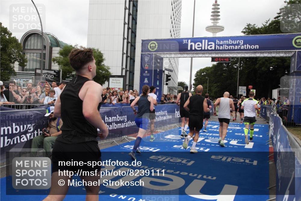 29.06.2025 - hella hamburg halbmarathon Michael Strokosch http://msf.ph/oto/8239111 29.06.2025 10:54:45 Ziel 1125, 1496, 2561, 3310, 6587, 7478, 8449, 9012, 9227, 10040, 10368, 10376, 12489, 13147, 14239, 15389, 15408, 15584, 17231, 17765, 19000 meine-sportfotos.de