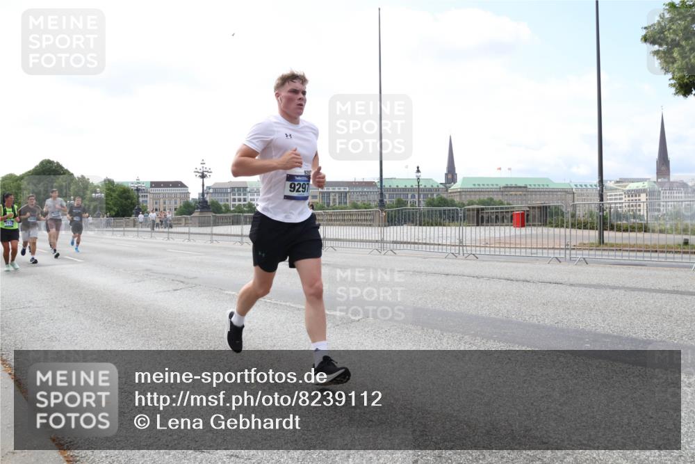 29.06.2025 - hella hamburg halbmarathon Lena Gebhardt http://msf.ph/oto/8239112 29.06.2025 10:09:39 Lombardsbrücke 1052, 1456, 1483, 1513, 1823, 2978, 4592, 4859, 5806, 5885, 6674, 7058, 7187, 8090, 8685, 9150, 9297, 9306, 9781, 9988, 10194, 12156, 12255, 12509, 12862, 13210, 13660, 13739, 15697, 16191, 16455, 16688, 16918, 17630, 17899, 18076, 18440, 18707, 18726, 18727, 19166, 19242 meine-sportfotos.de