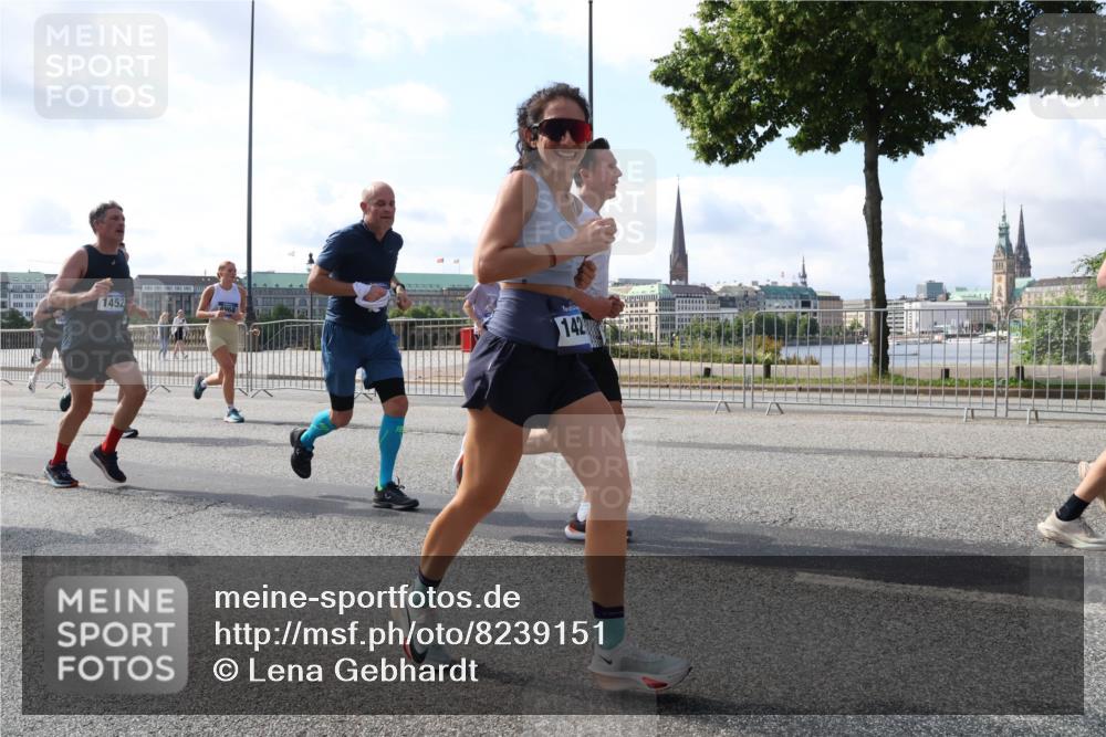 29.06.2025 - hella hamburg halbmarathon Lena Gebhardt http://msf.ph/oto/8239151 29.06.2025 09:56:20 Lombardsbrücke 1061, 1216, 1257, 1452, 1499, 1502, 1507, 1592, 1628, 1689, 1877, 2058, 2082, 2083, 2250, 2260, 2504, 2771, 2818, 2864, 2953, 2996, 3060, 3256, 3296, 3543, 4065, 4077, 4346, 4404, 4557, 4711, 4833, 5116, 5482, 5600, 5607, 5978, 6115, 6134, 6168, 6286, 6511, 6512, 7056, 7100, 7178, 7224, 7332, 7383, 7475, 7583, 7943, 8335, 8361, 8514, 8968, 8989, 8996, 9246, 9537, 10596 meine-sportfotos.de