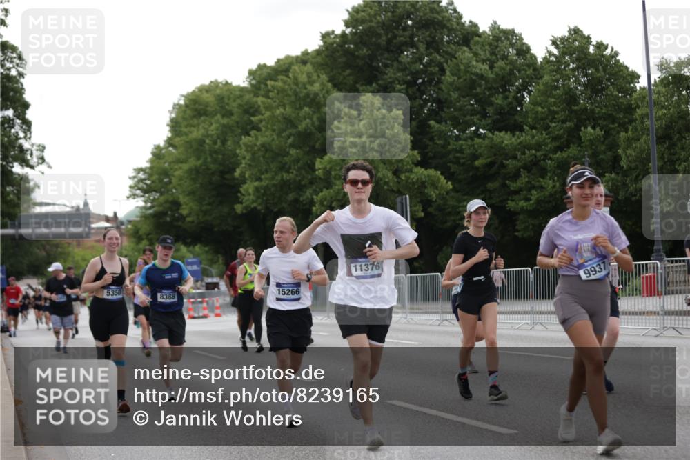 29.06.2025 - hella hamburg halbmarathon Jannik Wohlers http://msf.ph/oto/8239165 29.06.2025 10:29:23 Lombardsbrücke 1063, 1694, 2302, 2699, 3524, 4395, 4580, 5350, 7832, 8388, 8941, 9095, 9937, 11269, 11376, 11444, 11634, 12216, 12227, 12305, 13031, 13810, 15266, 16306, 17529, 17945, 18385 meine-sportfotos.de