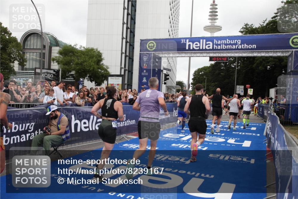 29.06.2025 - hella hamburg halbmarathon Michael Strokosch http://msf.ph/oto/8239167 29.06.2025 10:54:46 Ziel 1125, 1496, 2561, 3310, 6587, 7478, 8449, 9012, 9227, 12186, 12489, 13147, 14239, 15389, 15408, 15584, 17231, 17765, 19000 meine-sportfotos.de