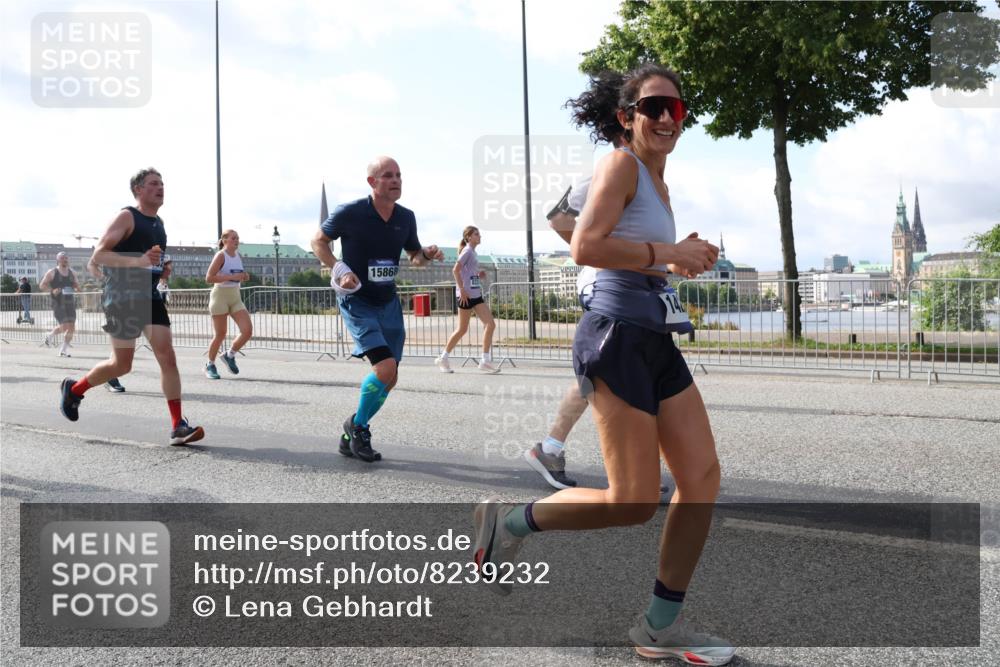 29.06.2025 - hella hamburg halbmarathon Lena Gebhardt http://msf.ph/oto/8239232 29.06.2025 09:56:20 Lombardsbrücke 1061, 1216, 1257, 1452, 1499, 1502, 1507, 1592, 1628, 1689, 1877, 2058, 2082, 2083, 2250, 2260, 2504, 2771, 2818, 2864, 2953, 2996, 3060, 3256, 3296, 3543, 4065, 4077, 4346, 4404, 4557, 4711, 4833, 5116, 5482, 5600, 5607, 5978, 6115, 6134, 6168, 6286, 6511, 6512, 7056, 7100, 7178, 7224, 7332, 7383, 7475, 7583, 7943, 8335, 8361, 8514, 8968, 8989, 8996, 9246, 9537, 10596 meine-sportfotos.de