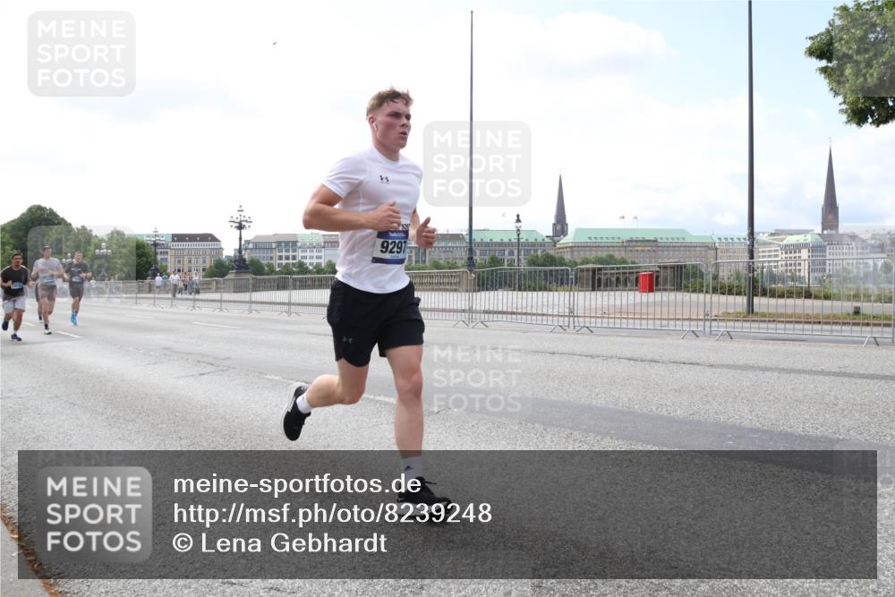 29.06.2025 - hella hamburg halbmarathon Lena Gebhardt http://msf.ph/oto/8239248 29.06.2025 10:09:39 Lombardsbrücke 1052, 1456, 1483, 1513, 1823, 2978, 4592, 4859, 5806, 5885, 6674, 7058, 7187, 8090, 8685, 9150, 9297, 9306, 9781, 9988, 10194, 12156, 12255, 12509, 12862, 13210, 13660, 13739, 15697, 16191, 16455, 16688, 16918, 17630, 17899, 18076, 18440, 18707, 18726, 18727, 19166, 19242 meine-sportfotos.de