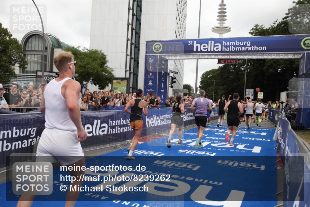 29.06.2025 - hella hamburg halbmarathon Michael Strokosch http://msf.ph/oto/8239262 29.06.2025 10:54:48 Ziel 1125, 1496, 2029, 2561, 3310, 4231, 6587, 7478, 8449, 9227, 10044, 12186, 12489, 13147, 14239, 15389, 15408, 15584, 17231, 17765, 19000 meine-sportfotos.de