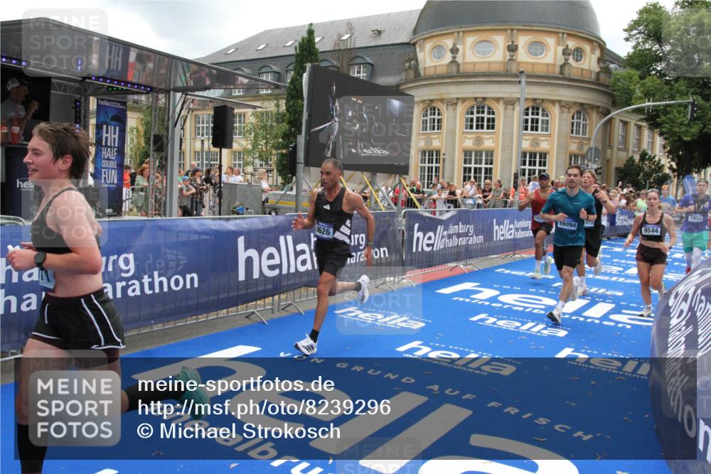 29.06.2025 - hella hamburg halbmarathon Michael Strokosch http://msf.ph/oto/8239296 29.06.2025 10:48:13 Ziel 1914, 4324, 4711, 8916, 9544, 9626, 9638, 12685, 14192, 14814, 15590, 15973, 15981, 16094, 16149, 16269 meine-sportfotos.de