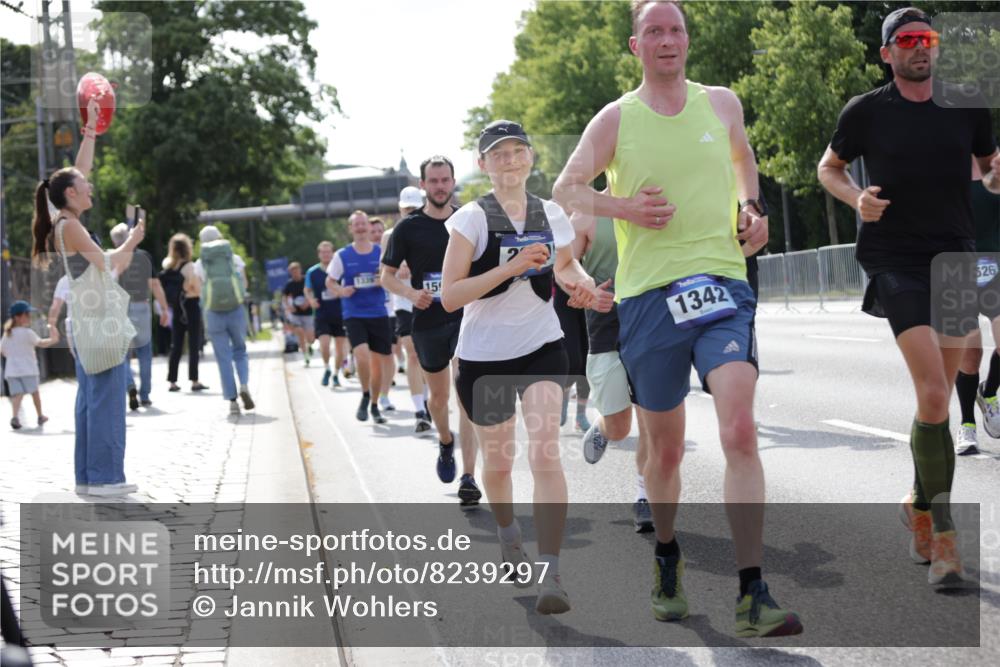 29.06.2025 - hella hamburg halbmarathon Jannik Wohlers http://msf.ph/oto/8239297 29.06.2025 09:54:02 Lombardsbrücke 1171, 1342, 1399, 1549, 2020, 2098, 2188, 2442, 2470, 2561, 2842, 2889, 3477, 3562, 4017, 4029, 4816, 5020, 5706, 6266, 6630, 6819, 7087, 7274, 7297, 7709, 8142, 8374, 8576, 8698, 9815, 10057, 10237, 11422, 12413, 12549, 12747, 12776, 13008, 13123, 13348, 13398, 13630, 13707, 13746, 14797, 14804, 14911, 15001, 15422, 15573, 15825, 15981, 16316, 16626, 17229, 17461, 17710, 17753, 17905, 18380, 18509, 18942, 19007, 19038, 19051, 19137 meine-sportfotos.de