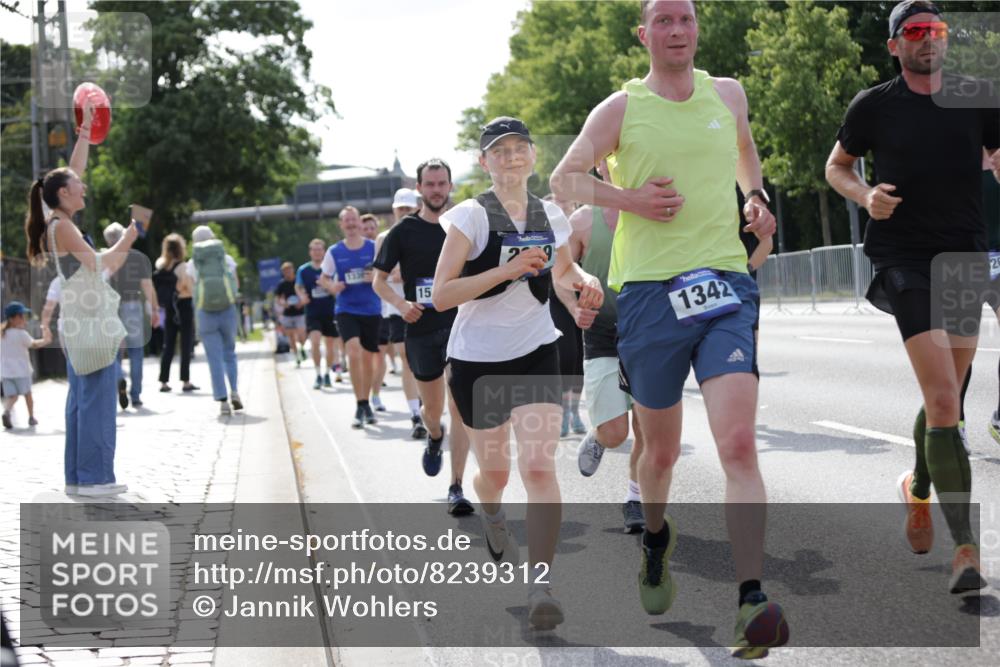 29.06.2025 - hella hamburg halbmarathon Jannik Wohlers http://msf.ph/oto/8239312 29.06.2025 09:54:02 Lombardsbrücke 1171, 1342, 1399, 1549, 2020, 2098, 2188, 2442, 2470, 2561, 2842, 2889, 3477, 3562, 4017, 4029, 4816, 5020, 5706, 6266, 6630, 6819, 7087, 7274, 7297, 7709, 8142, 8374, 8576, 8698, 9815, 10057, 10237, 11422, 12413, 12549, 12747, 12776, 13008, 13123, 13348, 13398, 13630, 13707, 13746, 14797, 14804, 14911, 15001, 15422, 15573, 15825, 15981, 16316, 16626, 17229, 17461, 17710, 17753, 17905, 18380, 18509, 18942, 19007, 19038, 19051, 19137 meine-sportfotos.de