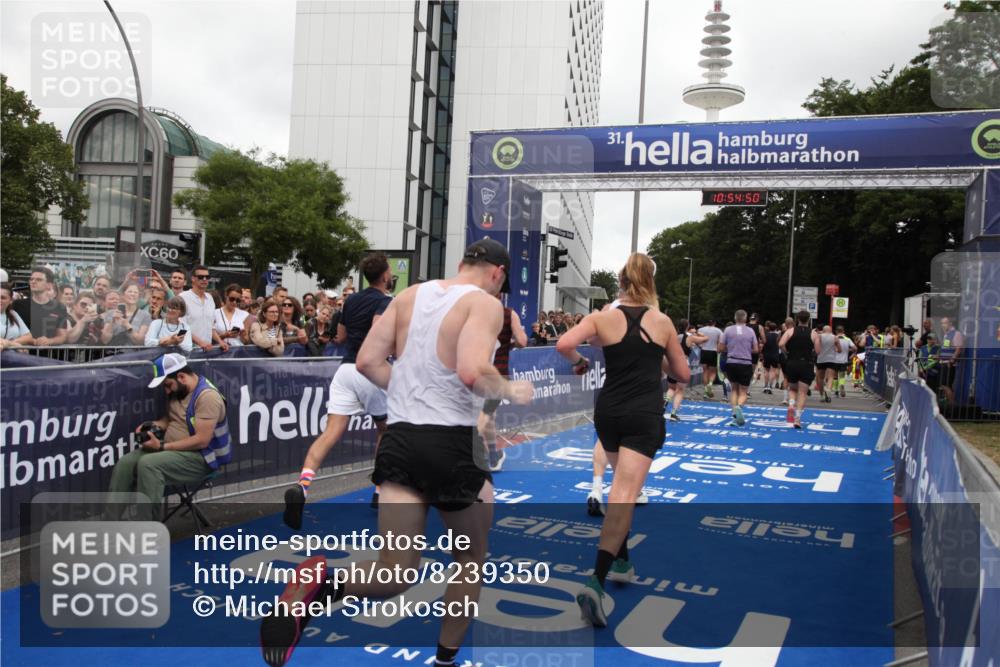 29.06.2025 - hella hamburg halbmarathon Michael Strokosch http://msf.ph/oto/8239350 29.06.2025 10:54:49 Ziel 1125, 1496, 2029, 2561, 3310, 4231, 6587, 7478, 8449, 9227, 10044, 12186, 12489, 13147, 14239, 15389, 15408, 15584, 17231, 17765, 19000 meine-sportfotos.de