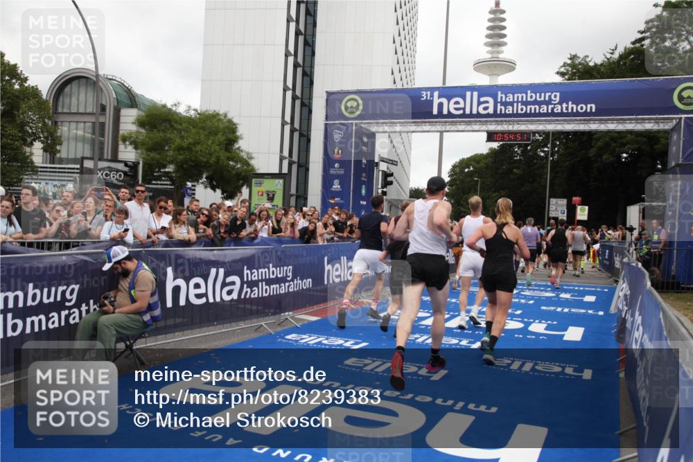 29.06.2025 - hella hamburg halbmarathon Michael Strokosch http://msf.ph/oto/8239383 29.06.2025 10:54:50 Ziel 1496, 2029, 2561, 3310, 4231, 6587, 7478, 8449, 9227, 10044, 12186, 13147, 14239, 15389, 15408, 15584, 17231, 19000 meine-sportfotos.de