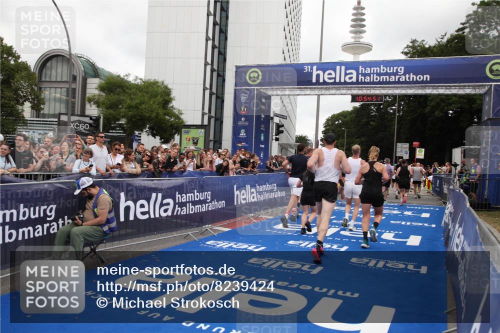 29.06.2025 - hella hamburg halbmarathon Michael Strokosch http://msf.ph/oto/8239424 29.06.2025 10:54:50 Ziel 1496, 2029, 2561, 3310, 4231, 6587, 7478, 8449, 9227, 10044, 12186, 13147, 14239, 15389, 15408, 15584, 17231, 19000 meine-sportfotos.de