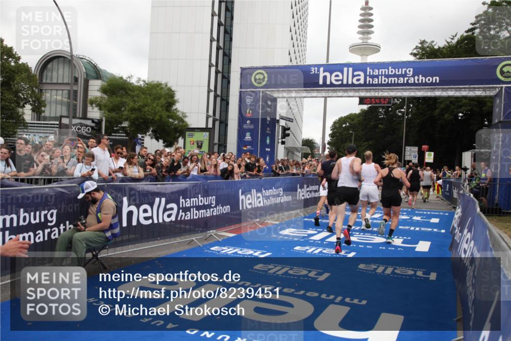 29.06.2025 - hella hamburg halbmarathon Michael Strokosch http://msf.ph/oto/8239451 29.06.2025 10:54:50 Ziel 1496, 2029, 2561, 3310, 4231, 6587, 7478, 8449, 9227, 10044, 12186, 13147, 14239, 15389, 15408, 15584, 17231, 19000 meine-sportfotos.de