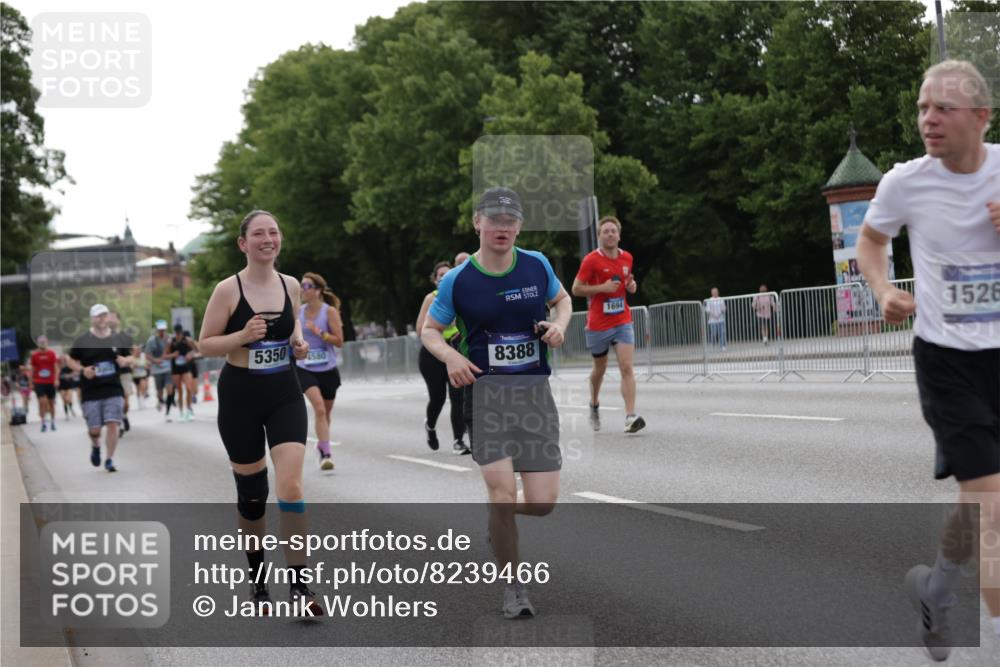 29.06.2025 - hella hamburg halbmarathon Jannik Wohlers http://msf.ph/oto/8239466 29.06.2025 10:29:25 Lombardsbrücke 1694, 2302, 2699, 4395, 4580, 5350, 8388, 8941, 9095, 9937, 11269, 11376, 11444, 11634, 12216, 12227, 12305, 12537, 13031, 13810, 15266, 17529, 18385 meine-sportfotos.de