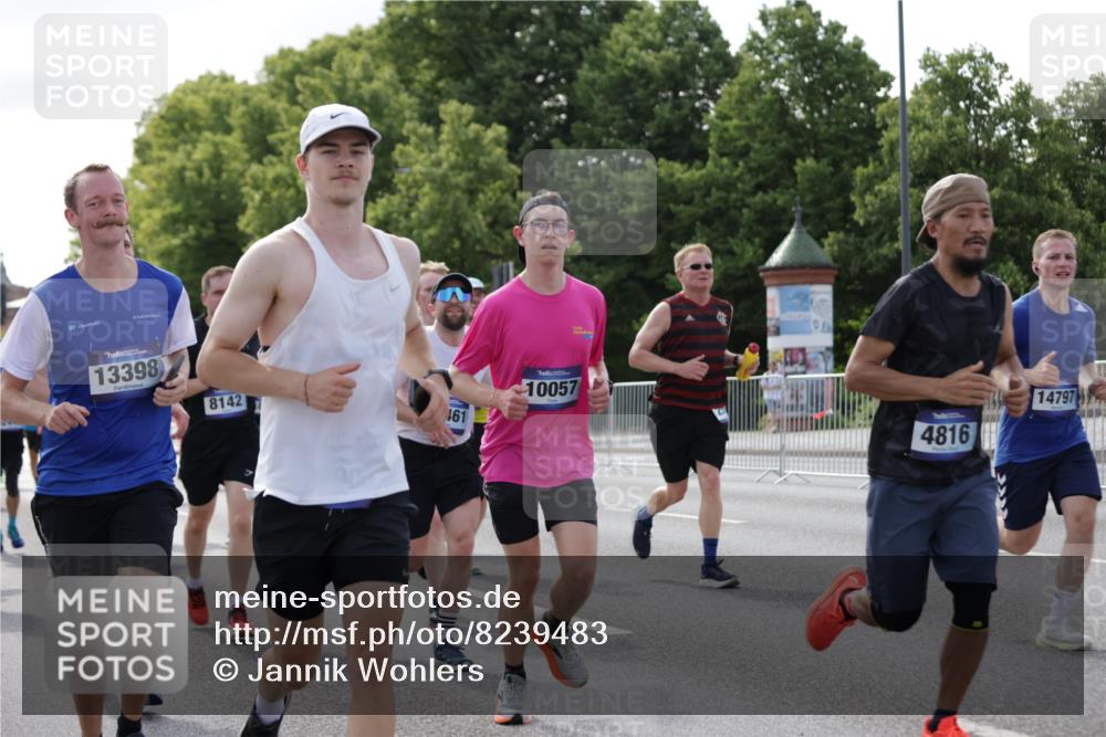 29.06.2025 - hella hamburg halbmarathon Jannik Wohlers http://msf.ph/oto/8239483 29.06.2025 09:54:05 Lombardsbrücke 1171, 1342, 1549, 1942, 2020, 2098, 2442, 2470, 2561, 2670, 2842, 2889, 3562, 4017, 4029, 4816, 5020, 5706, 6266, 6630, 6819, 7087, 7274, 7709, 8142, 8374, 8576, 8698, 9815, 10057, 10237, 11422, 12367, 12413, 12549, 12776, 13008, 13123, 13348, 13398, 13421, 13630, 13707, 13746, 14797, 14804, 14911, 15573, 15981, 16626, 17353, 17461, 17753, 17905, 18380, 18509, 18942, 19007, 19038, 19051, 19137 meine-sportfotos.de