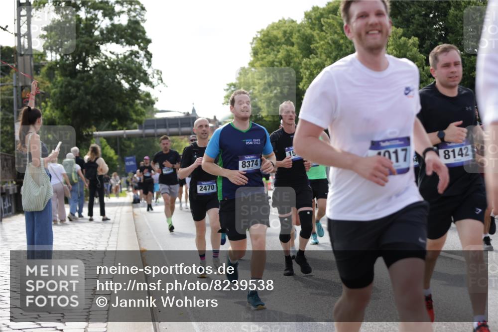 29.06.2025 - hella hamburg halbmarathon Jannik Wohlers http://msf.ph/oto/8239538 29.06.2025 09:54:07 Lombardsbrücke 1171, 1342, 1549, 1817, 1942, 2020, 2442, 2470, 2561, 2670, 2889, 3562, 4017, 4816, 5020, 5706, 6266, 6630, 6819, 7087, 7274, 7709, 8142, 8374, 8576, 8698, 8916, 9815, 9924, 10057, 10237, 11422, 12367, 12413, 12776, 13008, 13123, 13348, 13398, 13421, 13630, 13746, 14248, 14797, 14804, 14911, 15573, 15981, 16626, 16834, 17353, 17461, 17753, 17865, 17905, 18380, 18509, 18942, 19007, 19038, 19051, 19137 meine-sportfotos.de