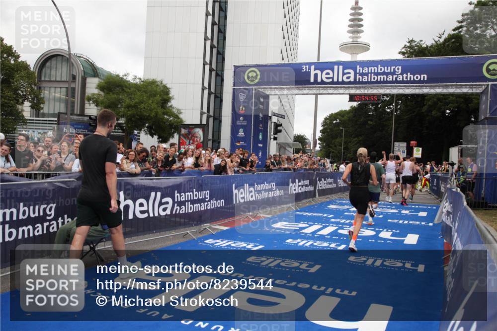 29.06.2025 - hella hamburg halbmarathon Michael Strokosch http://msf.ph/oto/8239544 29.06.2025 10:54:53 Ziel 1506, 2029, 2561, 4231, 6587, 9227, 10044, 12186, 13147, 14660, 17261 meine-sportfotos.de