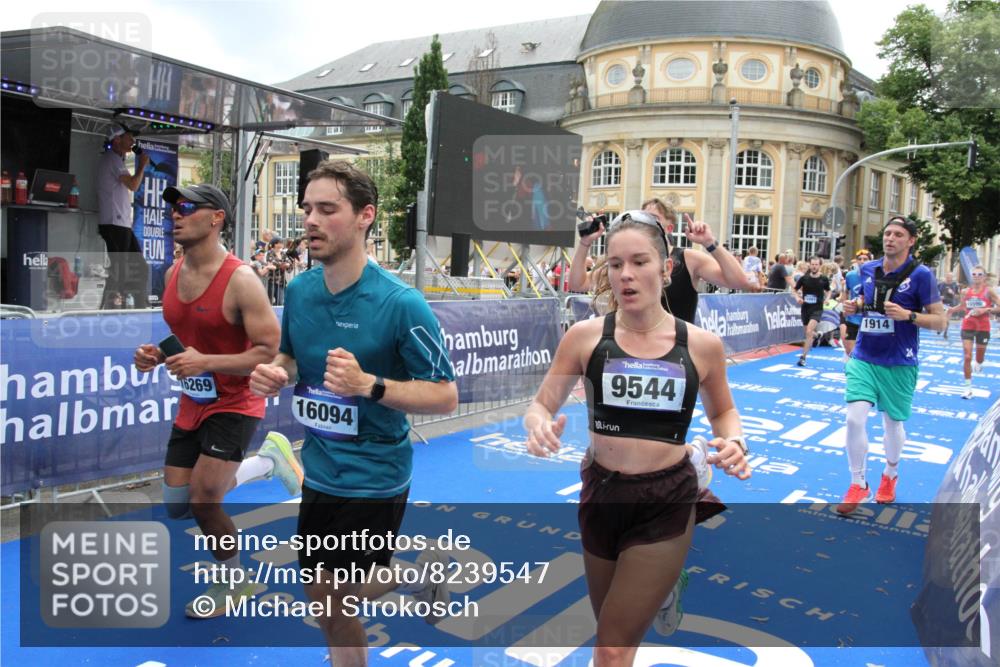 29.06.2025 - hella hamburg halbmarathon Michael Strokosch http://msf.ph/oto/8239547 29.06.2025 10:48:15 Ziel 1914, 4711, 7599, 8916, 9544, 9626, 11211, 12685, 14192, 14797, 14814, 15590, 15629, 15973, 15981, 16094, 16269, 19127 meine-sportfotos.de