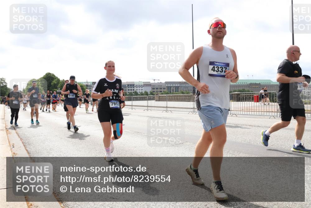 29.06.2025 - hella hamburg halbmarathon Lena Gebhardt http://msf.ph/oto/8239554 29.06.2025 10:45:17 Lombardsbrücke 1024, 1273, 1629, 1685, 1713, 1798, 1924, 2007, 2216, 2217, 2657, 2664, 2779, 2973, 3160, 3164, 3357, 3377, 3570, 3879, 3993, 4099, 4102, 4186, 4224, 4275, 4306, 4337, 4504, 4820, 4851, 5099, 5108, 5190, 5339, 5636, 5949, 6150, 6509, 6763, 6788, 6841, 6888, 6911, 6922, 6980, 7283, 7530, 7541, 7699, 7859, 7912, 8582, 8594, 8605, 8762, 8907, 9036, 9620, 10030, 10182, 10225, 10562, 10566, 10668, 10707, 11314, 12198, 12332, 12334, 12394, 13039, 13261 meine-sportfotos.de