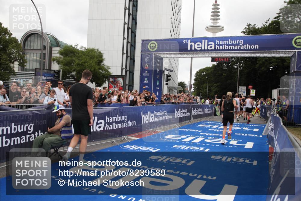 29.06.2025 - hella hamburg halbmarathon Michael Strokosch http://msf.ph/oto/8239589 29.06.2025 10:54:54 Ziel 1506, 2029, 4231, 6587, 9227, 10044, 12186, 14660, 16623, 16868, 17261 meine-sportfotos.de