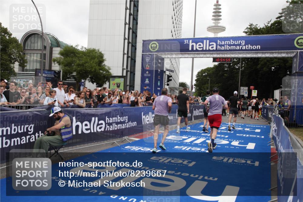 29.06.2025 - hella hamburg halbmarathon Michael Strokosch http://msf.ph/oto/8239667 29.06.2025 10:54:58 Ziel 1327, 1506, 6994, 8514, 10266, 13988, 14638, 14660, 14845, 15156, 16047, 16623, 16868, 17261, 18325 meine-sportfotos.de