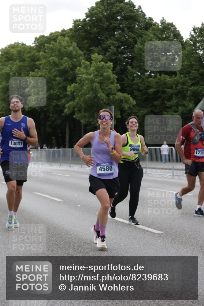 29.06.2025 - hella hamburg halbmarathon Jannik Wohlers http://msf.ph/oto/8239683 29.06.2025 10:29:28 Lombardsbrücke 1097, 1694, 2302, 2699, 3613, 4395, 4580, 5063, 5322, 5350, 8388, 8792, 8941, 9095, 9937, 10162, 11376, 11444, 12216, 12227, 12305, 12537, 13031, 13810, 15266, 17529, 18385 meine-sportfotos.de