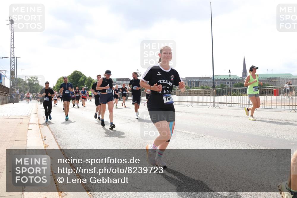29.06.2025 - hella hamburg halbmarathon Lena Gebhardt http://msf.ph/oto/8239723 29.06.2025 10:45:18 Lombardsbrücke 1024, 1273, 1629, 1685, 1713, 1798, 1924, 2007, 2008, 2216, 2217, 2657, 2664, 2779, 2973, 3160, 3164, 3357, 3377, 3570, 3879, 3993, 4099, 4102, 4186, 4224, 4275, 4306, 4337, 4504, 4820, 4851, 5099, 5108, 5190, 5339, 5636, 5949, 6150, 6509, 6763, 6788, 6841, 6888, 6911, 6922, 6980, 7283, 7530, 7541, 7699, 7859, 7912, 8582, 8594, 8605, 8745, 8762, 8907, 9036, 9620, 10030, 10182, 10225, 10562, 10566, 10668, 10707, 11314, 12198, 12332, 12334, 12394, 13039, 13261 meine-sportfotos.de