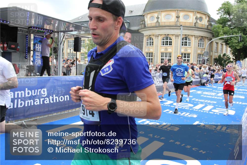 29.06.2025 - hella hamburg halbmarathon Michael Strokosch http://msf.ph/oto/8239736 29.06.2025 10:48:16 Ziel 1914, 7599, 8916, 9544, 9626, 11211, 12685, 14192, 14797, 14814, 15590, 15629, 15973, 15981, 16094, 16269, 18963, 19127 meine-sportfotos.de