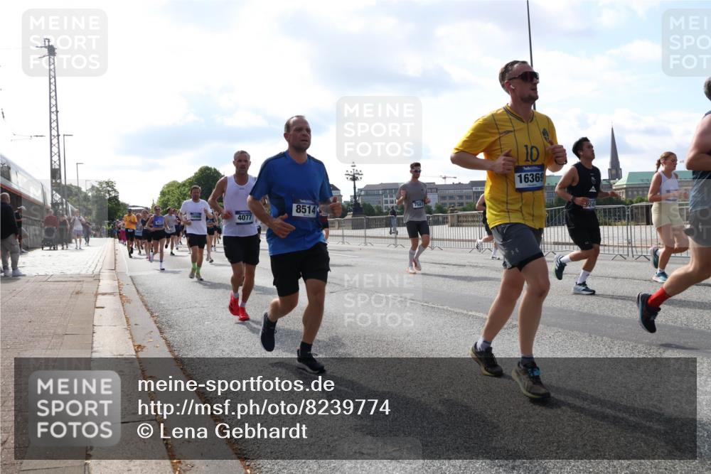 29.06.2025 - hella hamburg halbmarathon Lena Gebhardt http://msf.ph/oto/8239774 29.06.2025 09:56:21 Lombardsbrücke 1061, 1216, 1257, 1452, 1499, 1502, 1507, 1592, 1628, 1689, 1877, 2058, 2082, 2083, 2250, 2260, 2504, 2771, 2818, 2864, 2953, 2996, 3060, 3256, 3296, 3543, 4065, 4077, 4346, 4404, 4557, 4711, 4833, 5116, 5482, 5600, 5607, 5978, 6115, 6134, 6168, 6286, 6511, 6512, 6561, 6562, 7100, 7178, 7224, 7332, 7383, 7475, 7583, 7943, 8335, 8361, 8514, 8968, 8989, 8996, 9246, 9537, 9597, 10596 meine-sportfotos.de