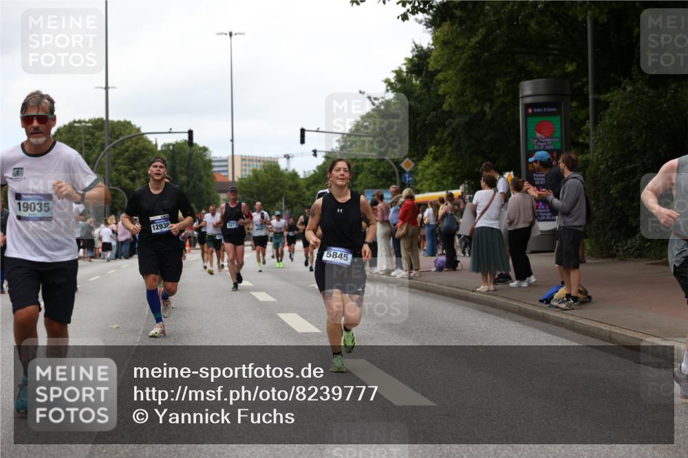 29.06.2025 - hella hamburg halbmarathon Yannick Fuchs http://msf.ph/oto/8239777 29.06.2025 11:05:18 20KM 1524, 1527, 1830, 2046, 2277, 2990, 3020, 3650, 4204, 4649, 4904, 5036, 5069, 5845, 6295, 6742, 7014, 7195, 7346, 7462, 8275, 8614, 9113, 9338, 9657, 10509, 10589, 10610, 10858, 12417, 12572, 12938, 13215, 13673, 13674, 13683, 14413, 14679, 15085, 15529, 15586, 15592, 15975, 17731, 17942, 19035 meine-sportfotos.de