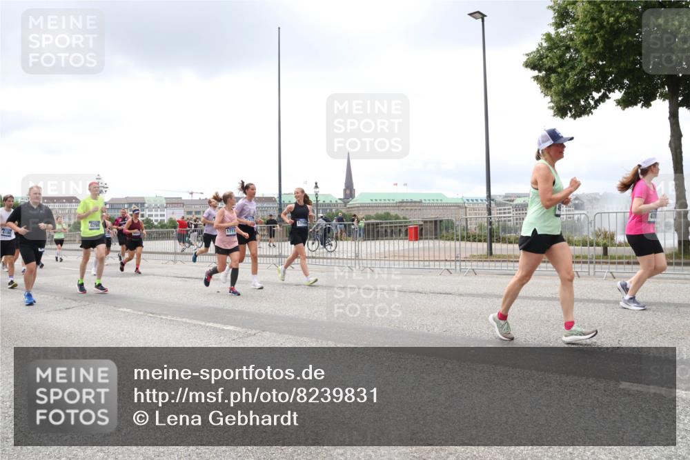 29.06.2025 - hella hamburg halbmarathon Lena Gebhardt http://msf.ph/oto/8239831 29.06.2025 11:07:10 Lombardsbrücke 1153, 1350, 1447, 1489, 1638, 2014, 2168, 2187, 2253, 2330, 2389, 2458, 2646, 2648, 3000, 3078, 3110, 3211, 3669, 3846, 4243, 4777, 4781, 4875, 4876, 4899, 4912, 4928, 5043, 5200, 5270, 5445, 5448, 5819, 6005, 6180, 6224, 6299, 6431, 6432, 6507, 6510, 6865, 7994, 7995, 8078, 8109, 8201, 8246, 8339, 8384, 8400, 8579, 8580, 8604, 8640, 8678, 8837, 8838, 9175, 9511, 9541, 9589, 9724, 9732, 9851, 9866, 9867, 9880, 9954, 10087, 10169, 10289, 10347, 10406, 10475 meine-sportfotos.de