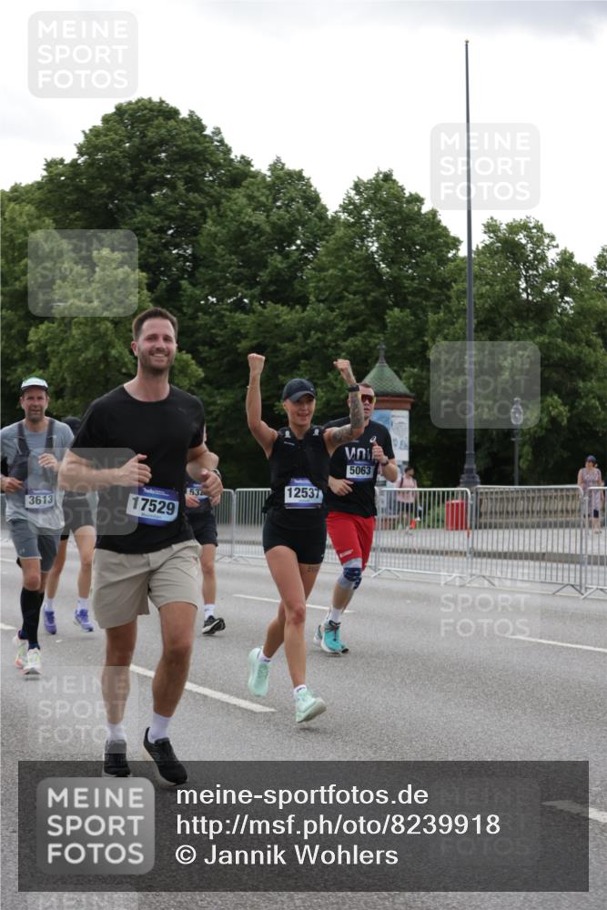 29.06.2025 - hella hamburg halbmarathon Jannik Wohlers http://msf.ph/oto/8239918 29.06.2025 10:29:33 Lombardsbrücke 1097, 1547, 1694, 2302, 2699, 3613, 4580, 5063, 5322, 6626, 8388, 8792, 8941, 9095, 10162, 11376, 12305, 12537, 13031, 13810, 14304, 15266, 16182, 16769, 17529, 18385, 18503 meine-sportfotos.de