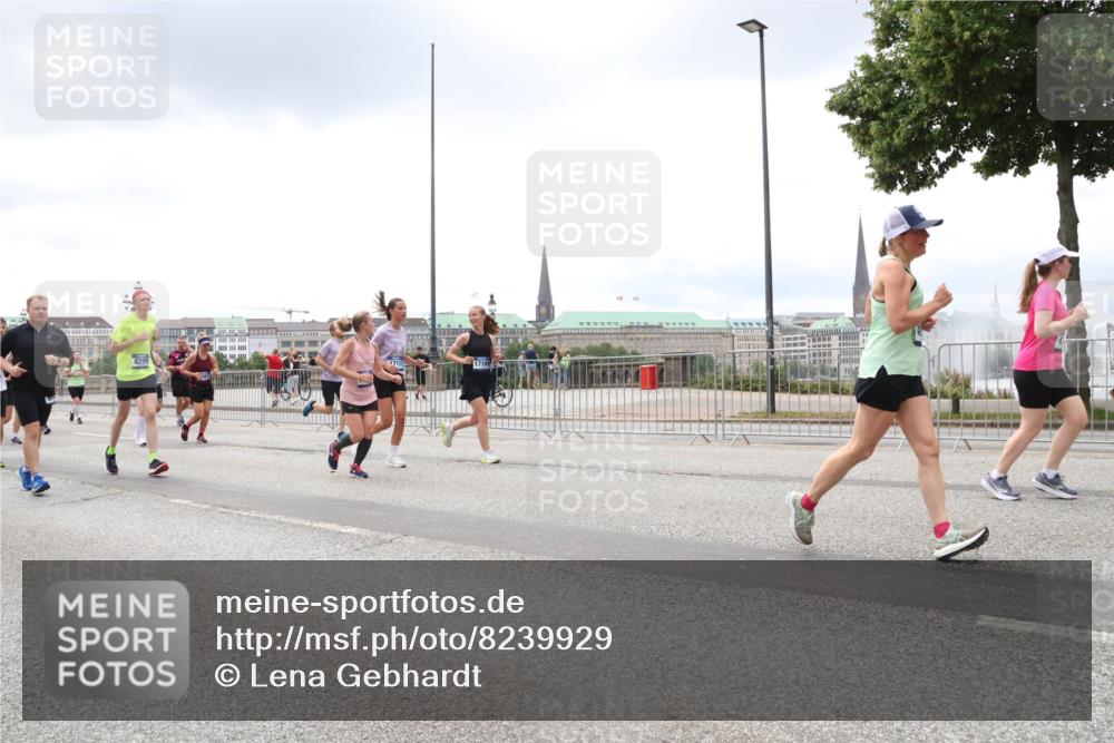 29.06.2025 - hella hamburg halbmarathon Lena Gebhardt http://msf.ph/oto/8239929 29.06.2025 11:07:11 Lombardsbrücke 1153, 1350, 1447, 1489, 1638, 2014, 2168, 2187, 2253, 2330, 2389, 2458, 2646, 2648, 3000, 3032, 3078, 3110, 3211, 3669, 3846, 4243, 4777, 4781, 4875, 4876, 4899, 4912, 4928, 5043, 5200, 5270, 5445, 5448, 5725, 5726, 5819, 6180, 6224, 6299, 6431, 6432, 6507, 6510, 7994, 7995, 8078, 8109, 8201, 8246, 8339, 8384, 8400, 8579, 8580, 8604, 8640, 8678, 8735, 8837, 8838, 9175, 9511, 9541, 9589, 9724, 9732, 9851, 9866, 9867, 9880, 9954, 10087, 10169, 10289, 10347, 10406, 10475 meine-sportfotos.de