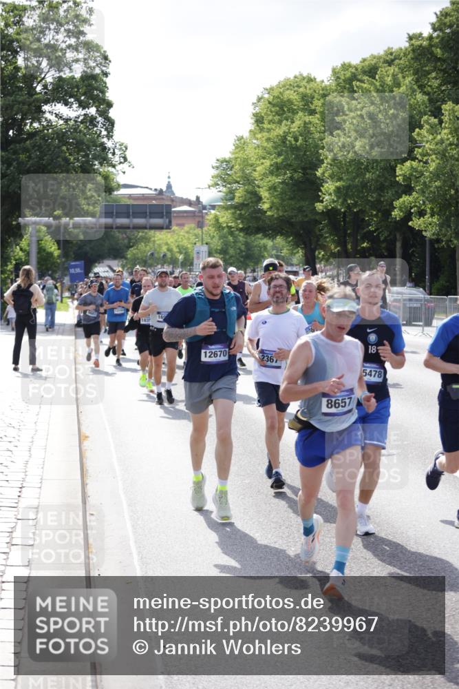 29.06.2025 - hella hamburg halbmarathon Jannik Wohlers http://msf.ph/oto/8239967 29.06.2025 09:54:24 Lombardsbrücke 1817, 1942, 2222, 2367, 2592, 2596, 2670, 2955, 3208, 3209, 4832, 5447, 5884, 6290, 6389, 6723, 6978, 7335, 7908, 8117, 8482, 8657, 8916, 8981, 9038, 9051, 9093, 9661, 9710, 9924, 11125, 11518, 11519, 11688, 12094, 12269, 12367, 12670, 13147, 13421, 13698, 13726, 13919, 14248, 14361, 14814, 15350, 15478, 15479, 15684, 16110, 16834, 16907, 17353, 17544, 17865, 18118, 18190, 18370, 18801, 18915, 18923 meine-sportfotos.de