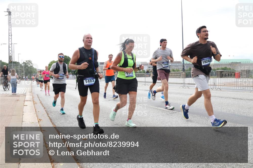 29.06.2025 - hella hamburg halbmarathon Lena Gebhardt http://msf.ph/oto/8239994 29.06.2025 10:09:43 Lombardsbrücke 1052, 1456, 1483, 1513, 1823, 2978, 4592, 4859, 5806, 5885, 6674, 7058, 7187, 8090, 8685, 9150, 9297, 9306, 9674, 9781, 9988, 10194, 12156, 12255, 12509, 12567, 12862, 13660, 13739, 15697, 16191, 16455, 16688, 16918, 17630, 17899, 18076, 18440, 18707, 18726, 18727, 19166, 19242 meine-sportfotos.de