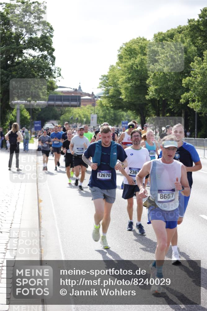 29.06.2025 - hella hamburg halbmarathon Jannik Wohlers http://msf.ph/oto/8240029 29.06.2025 09:54:24 Lombardsbrücke 1817, 1942, 2222, 2367, 2592, 2596, 2670, 2955, 3208, 3209, 4832, 5447, 5884, 6290, 6389, 6723, 6978, 7335, 7908, 8117, 8482, 8657, 8916, 8981, 9038, 9051, 9093, 9661, 9710, 9924, 11125, 11518, 11519, 11688, 12094, 12269, 12367, 12670, 13147, 13421, 13698, 13726, 13919, 14248, 14361, 14814, 15350, 15478, 15479, 15684, 16110, 16834, 16907, 17353, 17544, 17865, 18118, 18190, 18370, 18801, 18915, 18923 meine-sportfotos.de
