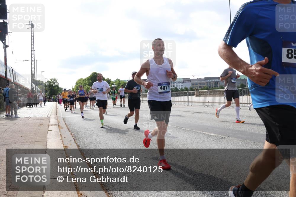 29.06.2025 - hella hamburg halbmarathon Lena Gebhardt http://msf.ph/oto/8240125 29.06.2025 09:56:22 Lombardsbrücke 1061, 1216, 1257, 1452, 1499, 1502, 1507, 1592, 1628, 1689, 1877, 2058, 2082, 2083, 2250, 2260, 2504, 2771, 2818, 2864, 2953, 2996, 3060, 3256, 3296, 3543, 4065, 4077, 4404, 4557, 4711, 4833, 5116, 5482, 5600, 5607, 5978, 6115, 6134, 6168, 6286, 6511, 6512, 6561, 6562, 7100, 7178, 7224, 7332, 7383, 7475, 7583, 7943, 8335, 8361, 8514, 8968, 8989, 8996, 9246, 9537, 9597, 10596 meine-sportfotos.de