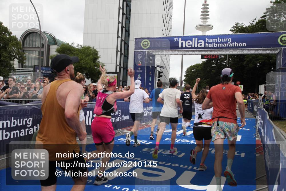 29.06.2025 - hella hamburg halbmarathon Michael Strokosch http://msf.ph/oto/8240145 29.06.2025 10:55:02 Ziel 1327, 3652, 4249, 4616, 4938, 5020, 6433, 6994, 8514, 8698, 10266, 13988, 14638, 14845, 15126, 15156, 15879, 16047, 16623, 16868, 18181, 18325 meine-sportfotos.de