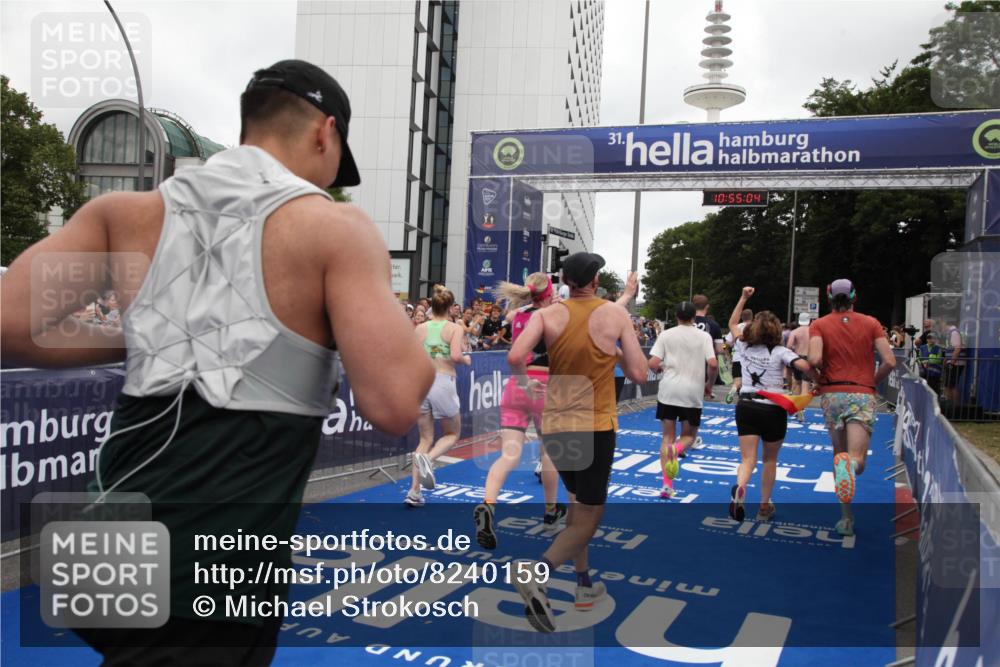 29.06.2025 - hella hamburg halbmarathon Michael Strokosch http://msf.ph/oto/8240159 29.06.2025 10:55:03 Ziel 1327, 2884, 3652, 4249, 4616, 4938, 5020, 6433, 6994, 8514, 8698, 10266, 13988, 14638, 14750, 14845, 15126, 15156, 15879, 16047, 16623, 16868, 18181, 18325 meine-sportfotos.de